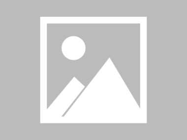 酒店管理与餐饮管理的核心区别在于它们的运营重点和服务对象。酒店管理涉及整体运营，包括房间管理、设施维护、服务管理和客户体验优化；而餐饮管理则更侧重于内部服务和流程优化，关注顾客的用餐体验和食材供应链。两者在管理方法、目标客户和运营细节上有显著的不同。